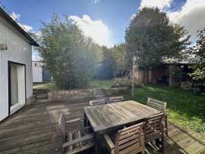 Terrasse und Blick in den Garten